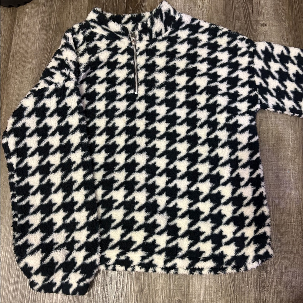 Chic Black and White Houndstooth Women's Zip-Up Jacket